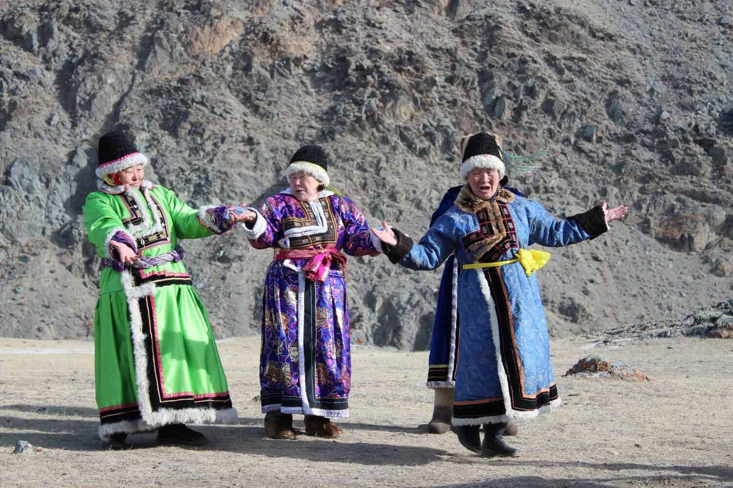 Республика алтай новый год. Алтайский национальный костюм. Национальная одежда Алтая. Национальная одежда Республики Алтай. Алтай люди.